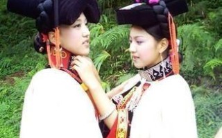 摸女人的奶算命(女人宫度算命对照表)